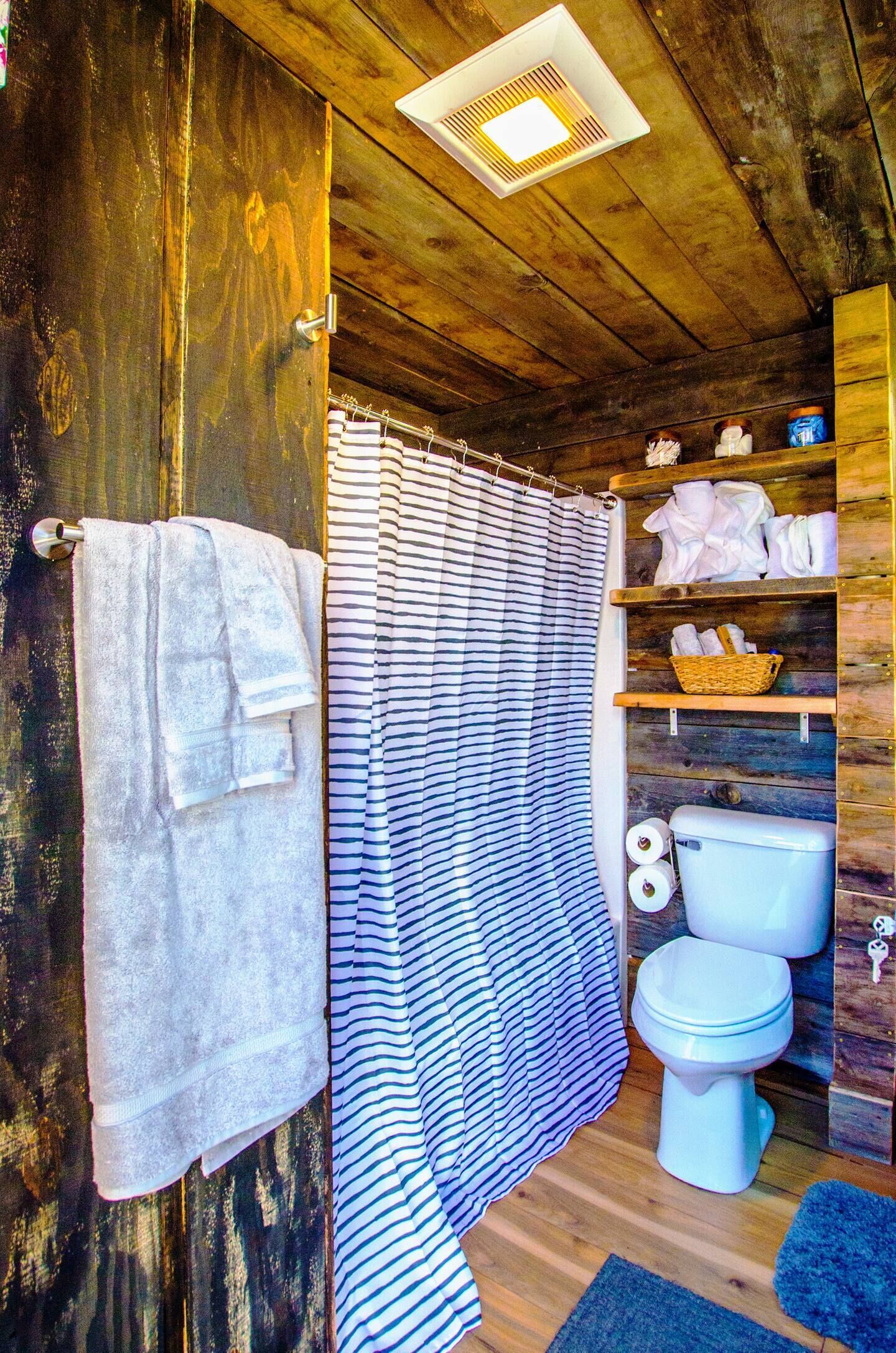 Sèche-cheveux, serviettes fournies, savon, papier toilette