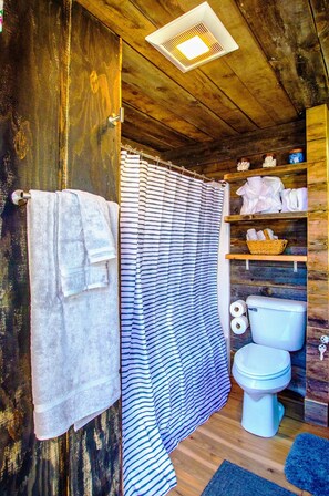 Secadora de cabello, toallas, jabón, papel de baño 
