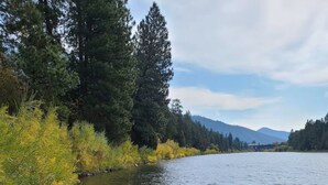 Un río con agua cristalina, rodeado de rocas y vegetación.