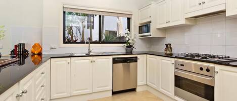 Mikrowelle, Ofen, Herdplatte, Geschirrspüler