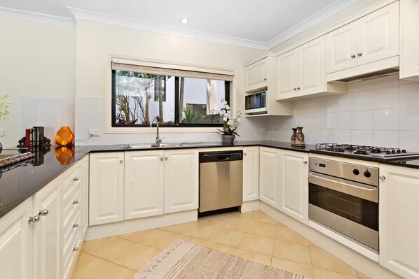 Microondas, horno, parrilla de estufa y lavavajillas