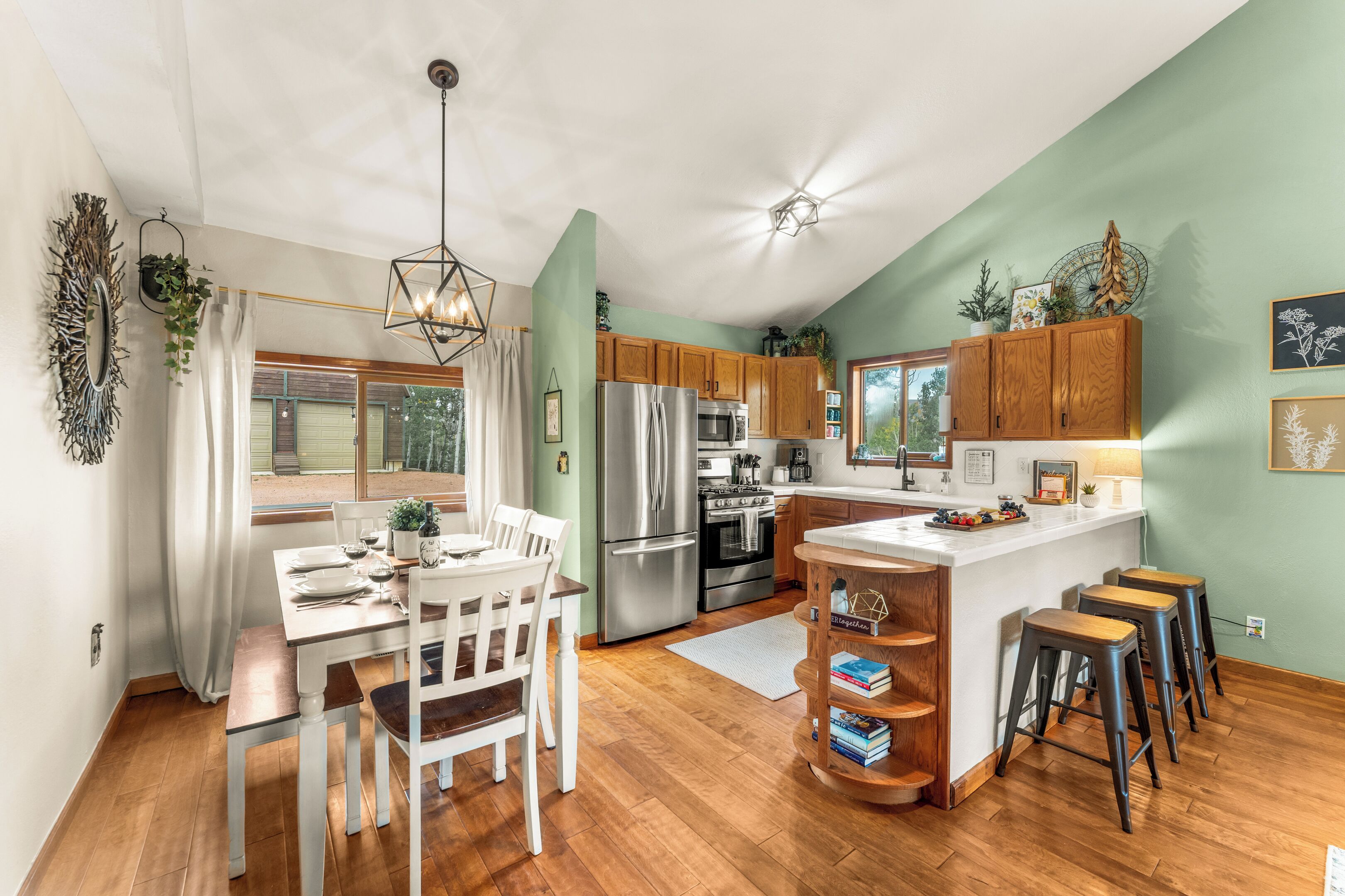 Jääkaappi, mikroaaltouuni, uuni, liesi