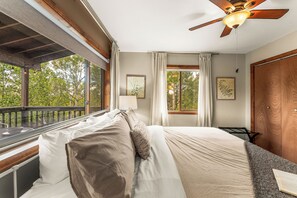 2 slaapkamers, een bureau, een strijkplank/strijkijzer, gratis wifi