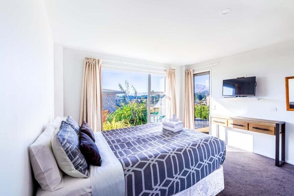 Desk, iron/ironing board, WiFi, bed sheets