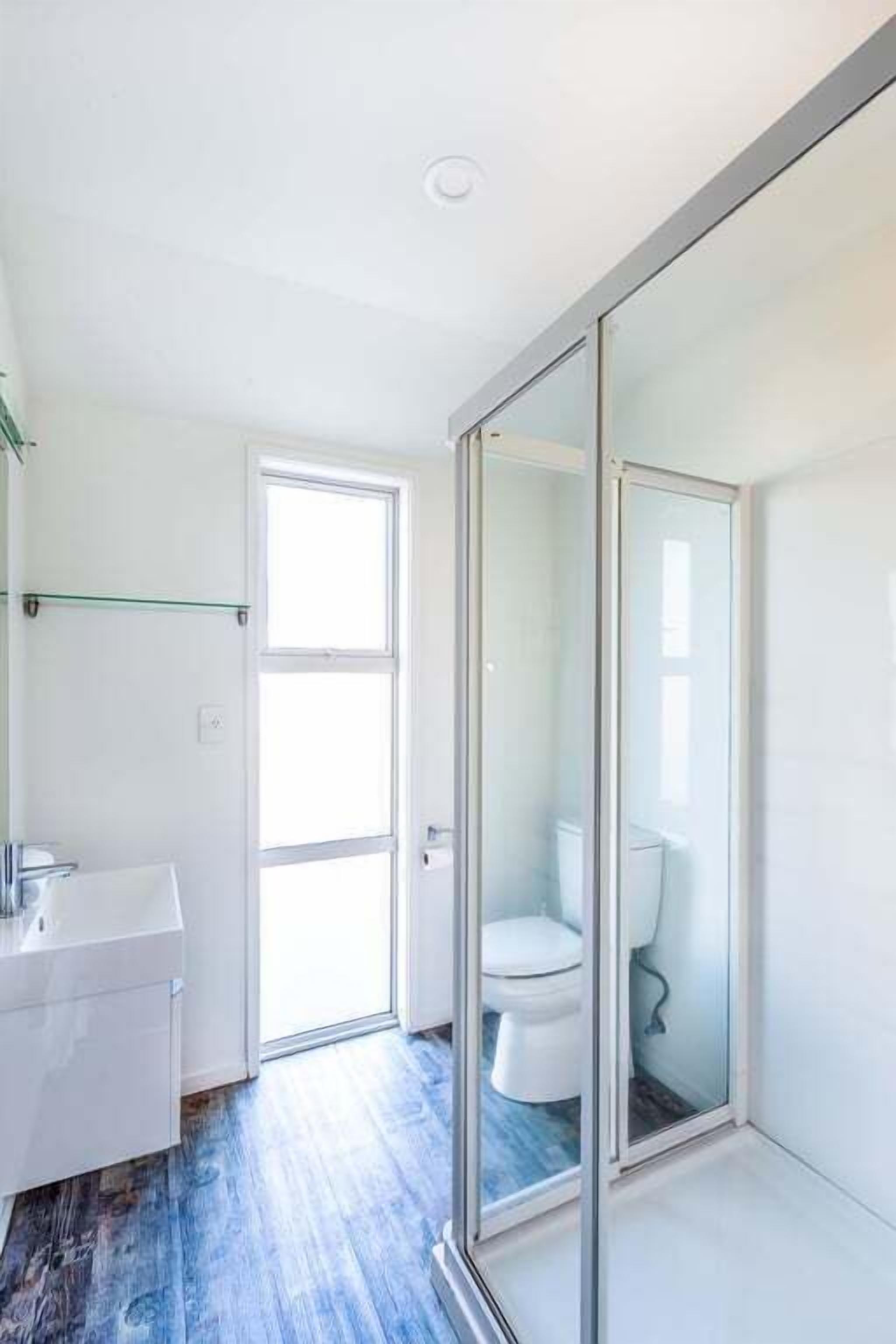 Hårtork, handdukar, schampo och toalettpapper