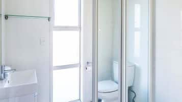 Hårtork, handdukar, schampo och toalettpapper