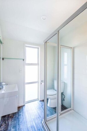 Haartrockner, Handtücher, Shampoo, Toilettenpapier