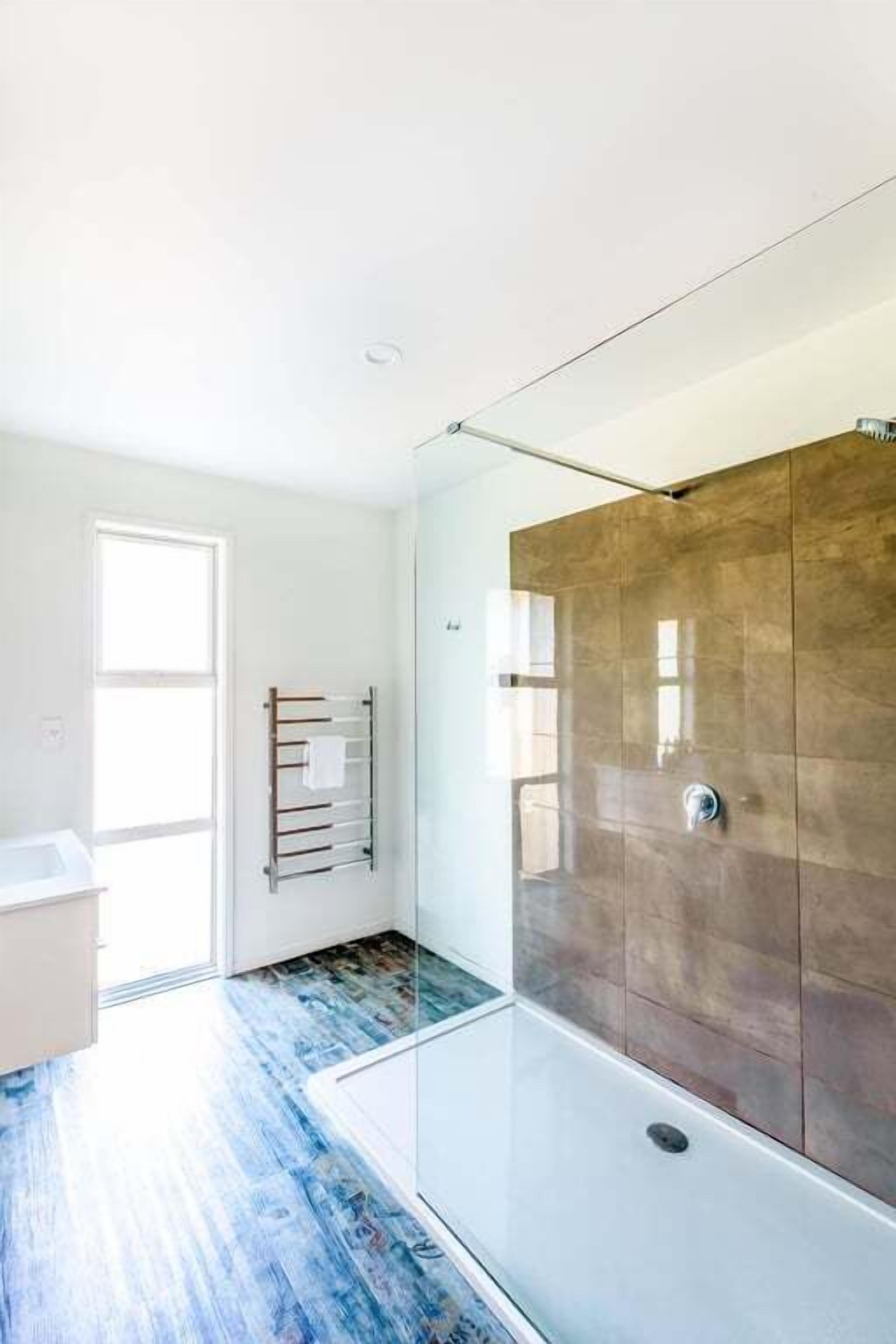 Hair dryer, towels, shampoo, toilet paper