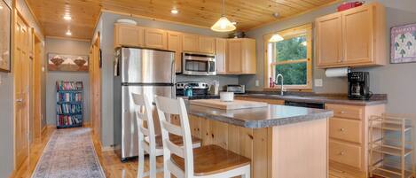 Jääkaappi, mikroaaltouuni, uuni, liesi