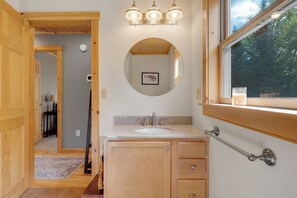 Towels - Eagle Ridge Chalet- Modern Chalet Close to Downtown Bethel (Bethel)