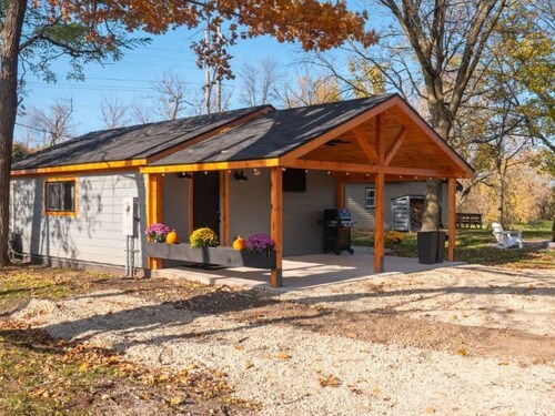 Bone's Backwater Retreat - "Where Rest and Relax are on Repeat!" 1 bd Cabin