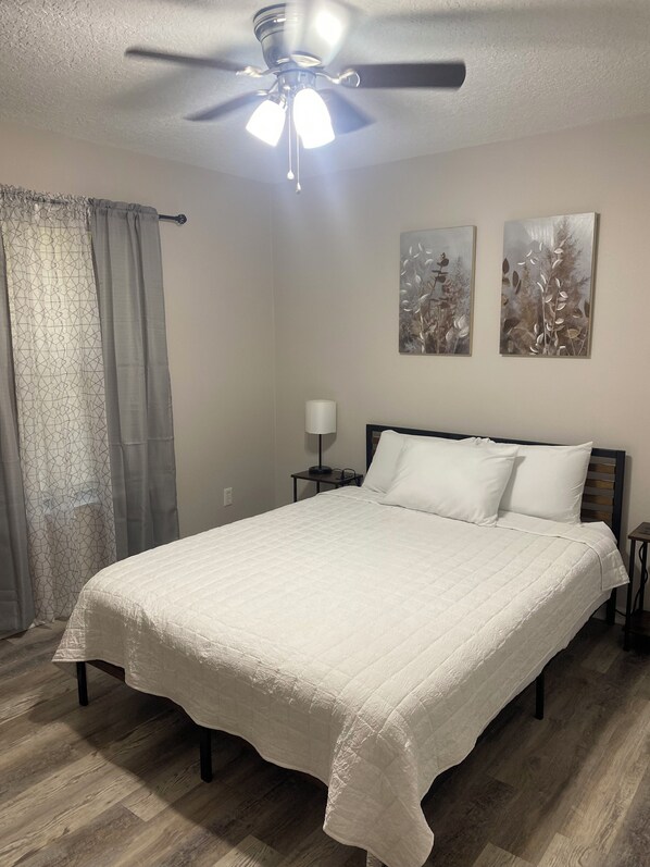 3 habitaciones, tabla de planchar con plancha, wifi y ropa de cama 