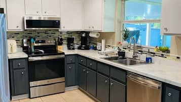 Mikrowelle, Ofen, Herdplatte, Geschirrspüler