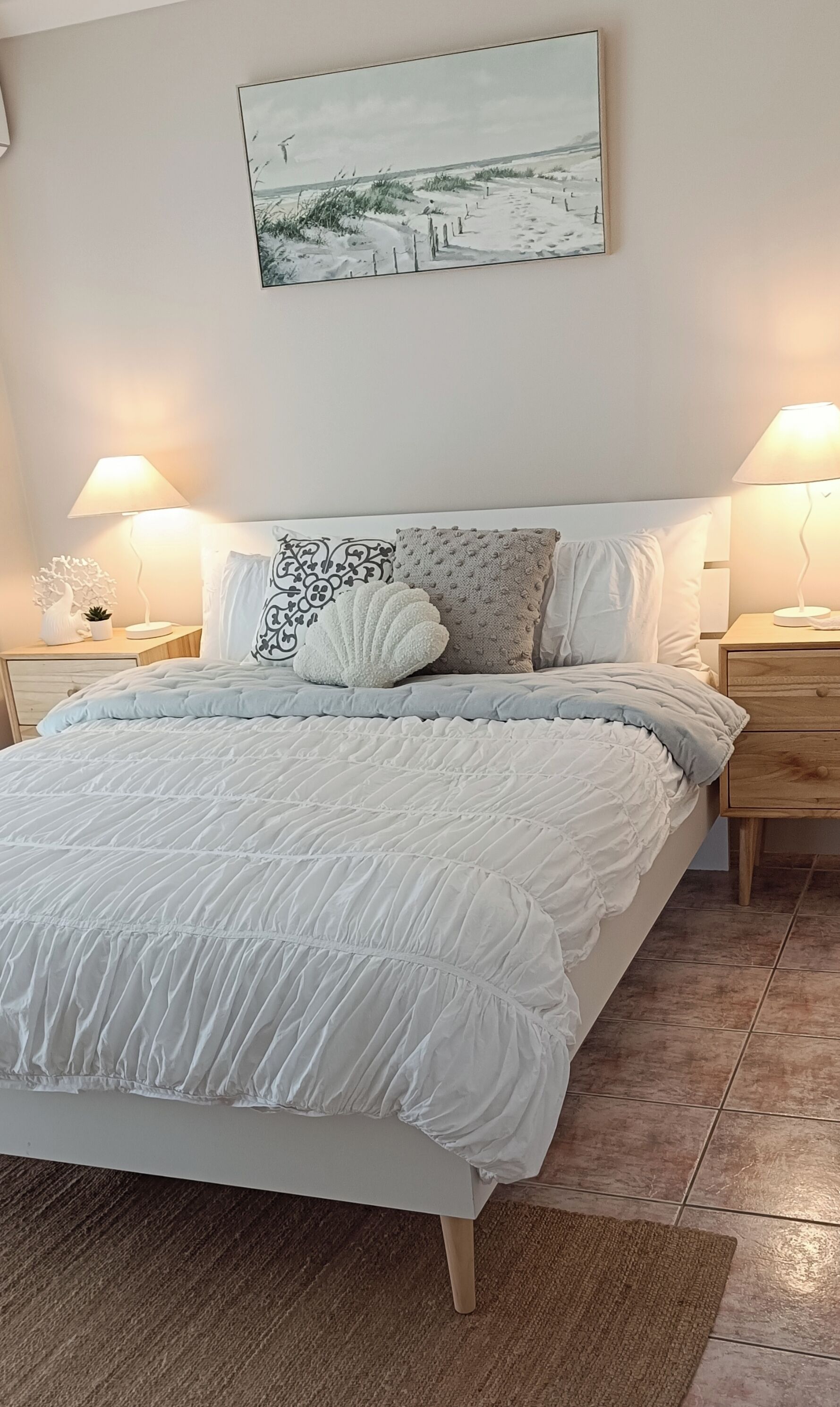 Tabla de planchar con plancha, wifi, ropa de cama