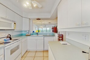 Fridge, microwave, oven, stovetop - Waterfront condo with pool, internet & breathtaking balcony views (Sarasota)