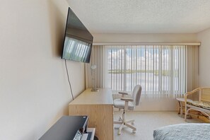 2 bedrooms, iron/ironing board, Internet, bed sheets - Waterfront condo with pool, internet & breathtaking balcony views (Sarasota)