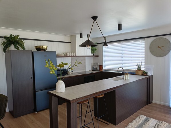 Mikrowelle, Herdplatte, Geschirrspüler