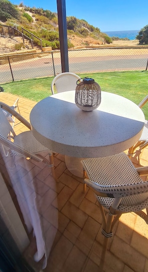 Outdoor dining - New York meets Myalup Beach. (Myalup)