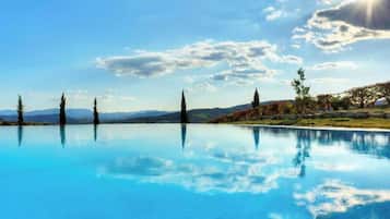 Piscina interna, piscina externa sazonal, guarda-sóis, espreguiçadeiras
