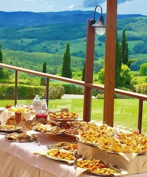 Free daily buffet breakfast