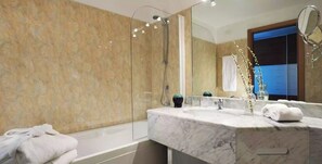 Kostenlose Toilettenartikel, Haartrockner, Hausschuhe, Handtücher