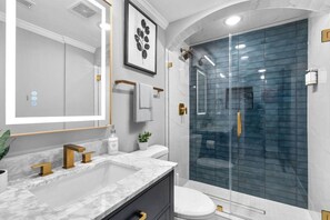 تجهيزات دش، مجففات شعر، مناشف، صابون