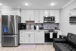 ثلاجة، ميكروويف، فرن، موقد طهي مسطح