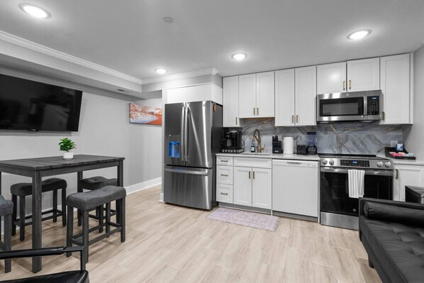 ثلاجة، ميكروويف، فرن، موقد طهي مسطح