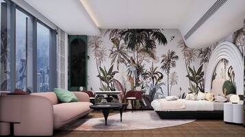 Una sala de estar moderna con un ventanal grande, un sofá, una mesa de centro y un mural de plantas tropicales.