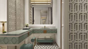 Minibar con artículos gratuitos y escritorio