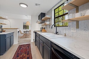 Microwave, oven, stovetop, dishwasher - The Gravity Getaway, it's all downhill from here. (Bella Vista)