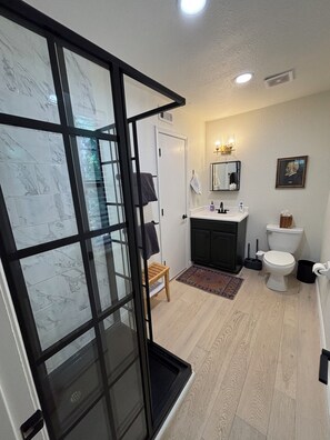 Shower, hair dryer, bidet, towels - The Gravity Getaway, it's all downhill from here. (Bella Vista)