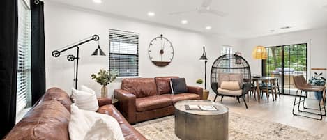 Smart TV, fireplace