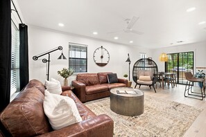 Smart TV, fireplace - The Gravity Getaway, it's all downhill from here. (Bella Vista)