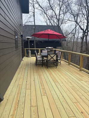 Outdoor dining - The Gravity Getaway, it's all downhill from here. (Bella Vista)