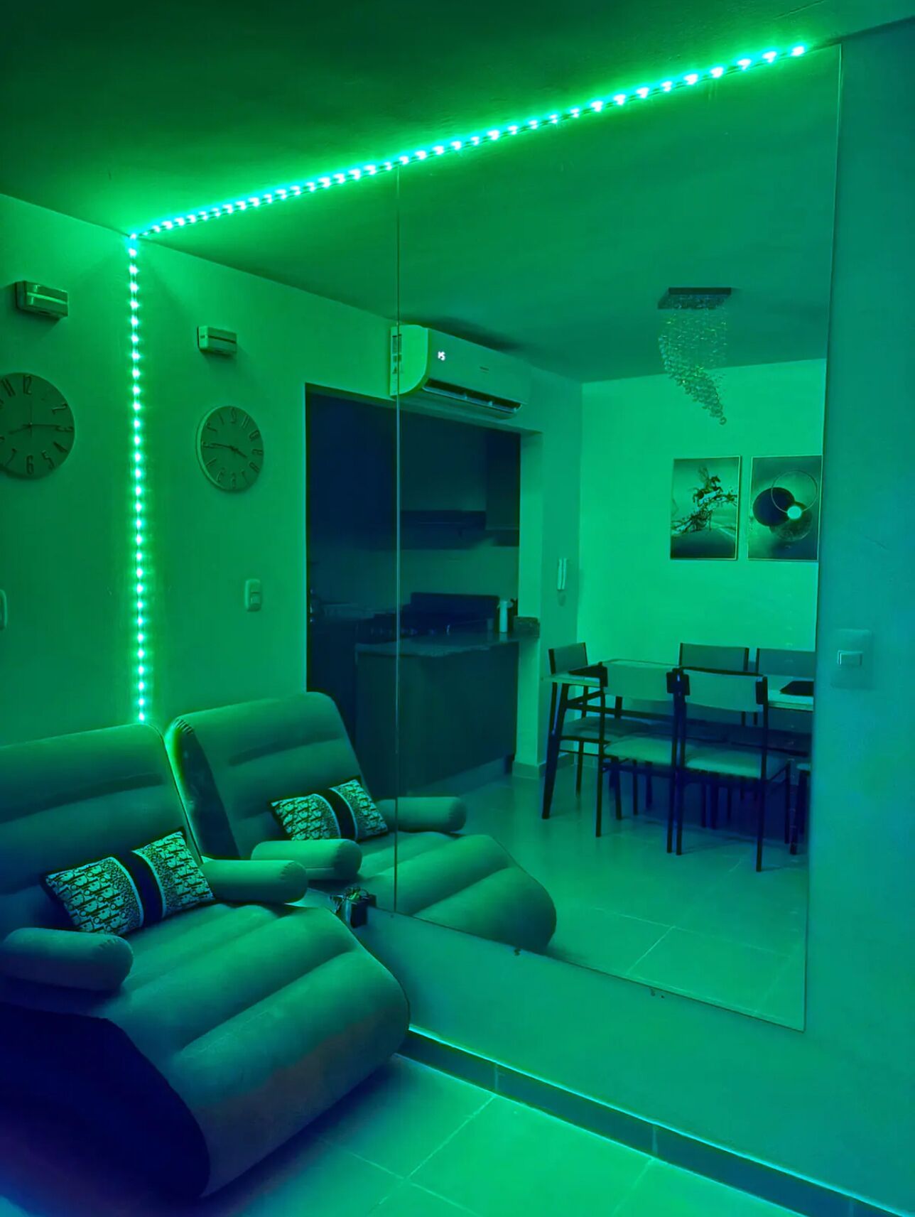 Una Smart TV, libros