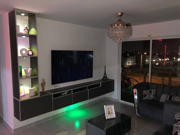 Smart TV, books - Cozzy Apartment Torre Jacobo Majluta. (Villa Mella)