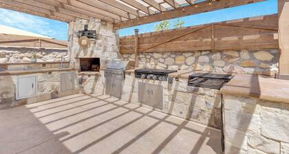 Modern Spacious Family Retreat- Comfort & Style Await