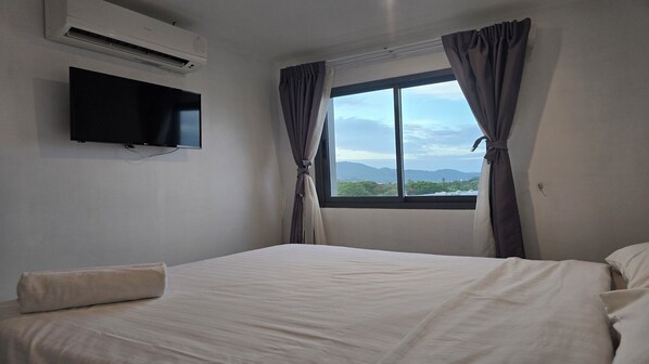 Appartement, balcon, vue sur la ville | Coffre-fort, bureau, fer et planche à repasser, accès au Wi-Fi (inclus)