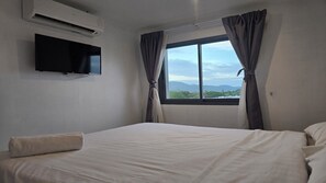 Căn hộ, ban công, quang cảnh thành phố | Két bảo mật tại phòng, bàn, bàn ủi/dụng cụ ủi quần áo