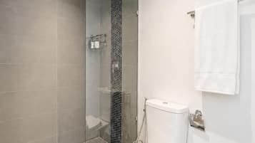 Apartamento, balcón, vistas a la ciudad | Baño | Ducha, secador de pelo, toallas y papel higiénico