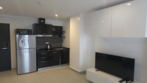 Căn hộ, ban công, quang cảnh thành phố | Bếp riêng | Tủ lạnh, lò vi sóng, bếp nấu, dụng cụ nấu nướng/bát dĩa/dao nĩa