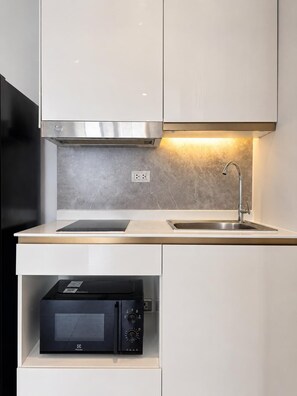 Fridge, microwave, stovetop, cookware/dishes/utensils - Boutique Bliss 1BR T1-506 (Chalong)