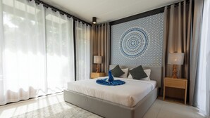 Een moderne hotelkamer met een groot bed, een decoratieve wand en uitzicht op de omgeving.