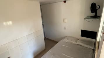 1 chambre, fer et planche à repasser, accès Internet, draps fournis