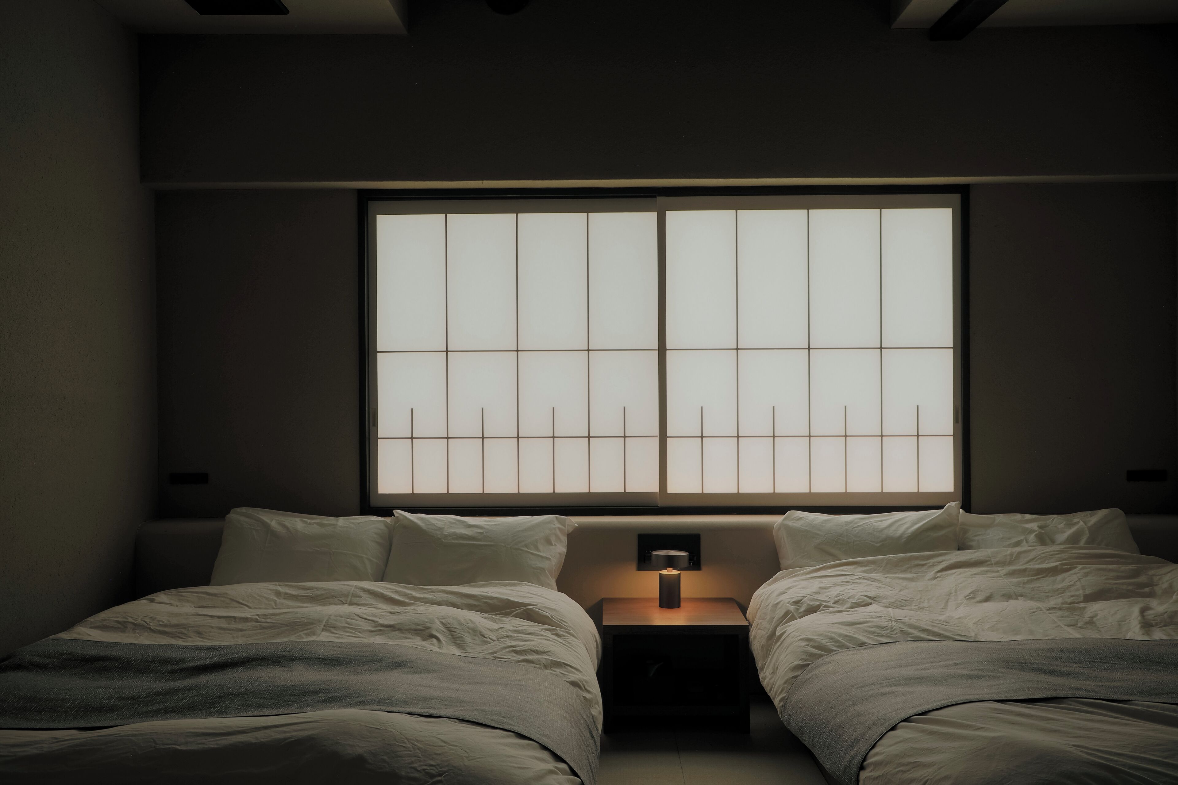 Caja de seguridad en la habitación y tabla de planchar con plancha 
