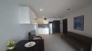 Een modern appartement met een eethoek, keuken en woonruimte.