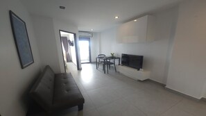 Departamento, balcón, vista a la ciudad | Área de sala de estar