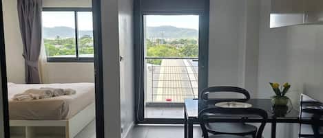 Apartment, Balcony, City View | Peti besi dalam bilik, seterika/papan seterika, Wi-fi percuma