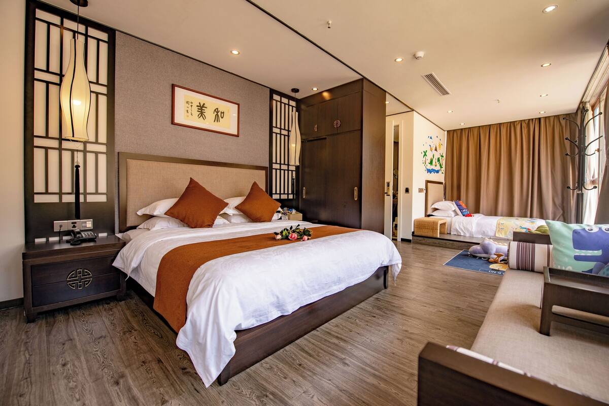 Comfort Triple Room | Blackout drapes, iron/ironing board, free WiFi
